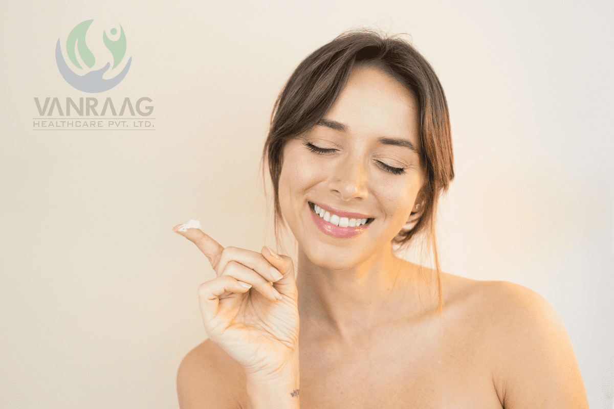 Vanraag Day Cream: Happy Girl shows Bright skin from the cream she got